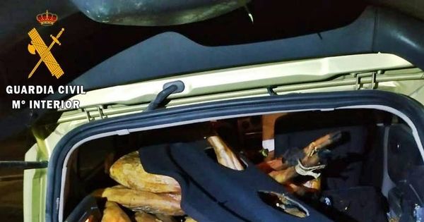 Foto: El maletero del coche repleto de jamones. (Guardia Civil)