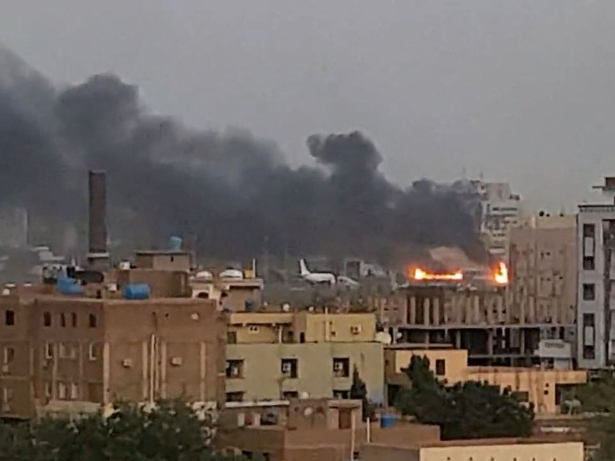Foto: Situación del aeropuerto internacional de Khartoum este lunes. (Reuters/Abdullah Abdel)