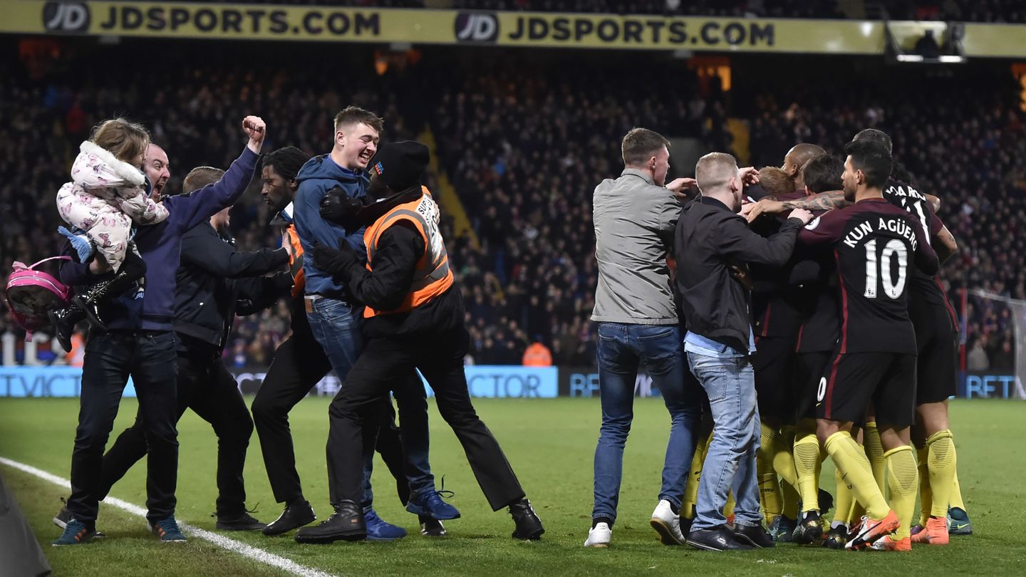 Los jugadores y el banquillo del Manchester City celebran el triunfo ante el Crystal Palace. (REUTERS)