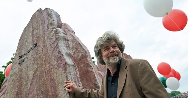 Foto: Reinhold Messner, en un monumento al Himalaya en Polonia. (EFE) 