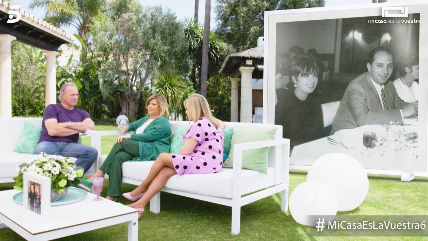 Terelu y Carmen junto a una foto de sus padres en 'Mi casa es la vuestra'. (Mediaset España)