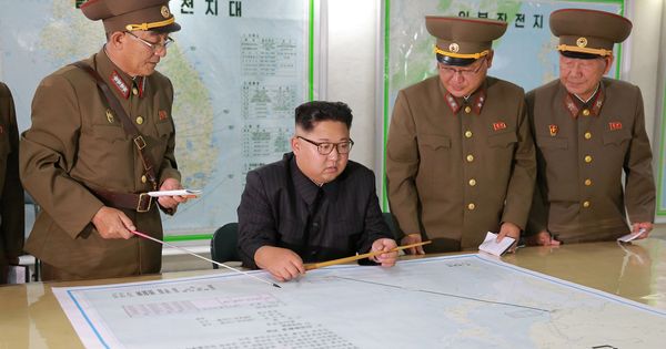 Foto: Kim Jong-un visita el mando de la Fuerza Estratégica del Ejército Popular Coreano, en una fotografía hecha pública hoy. (Reuters)
