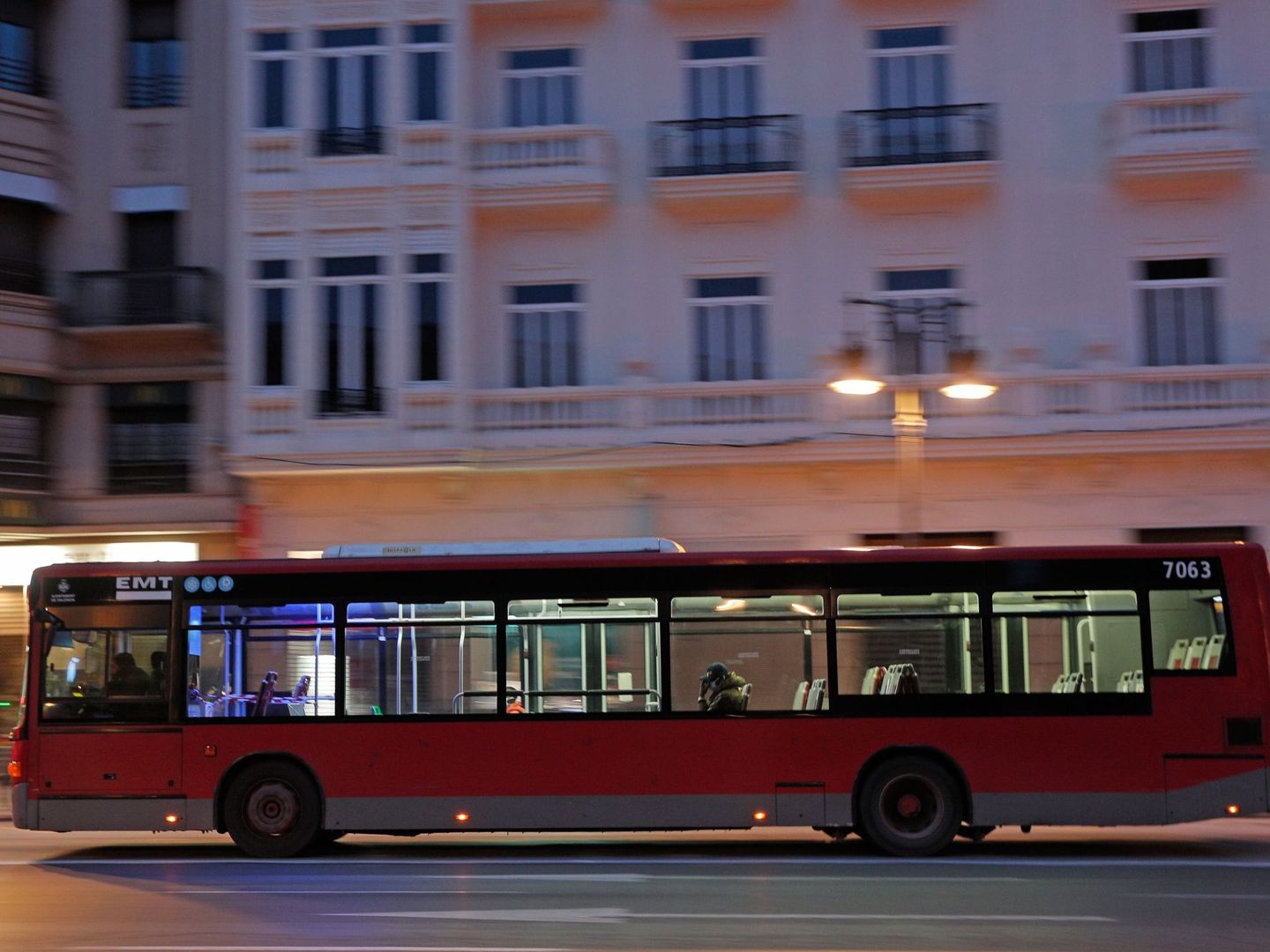 Un autobús urbano en Valencia. (EFE)
