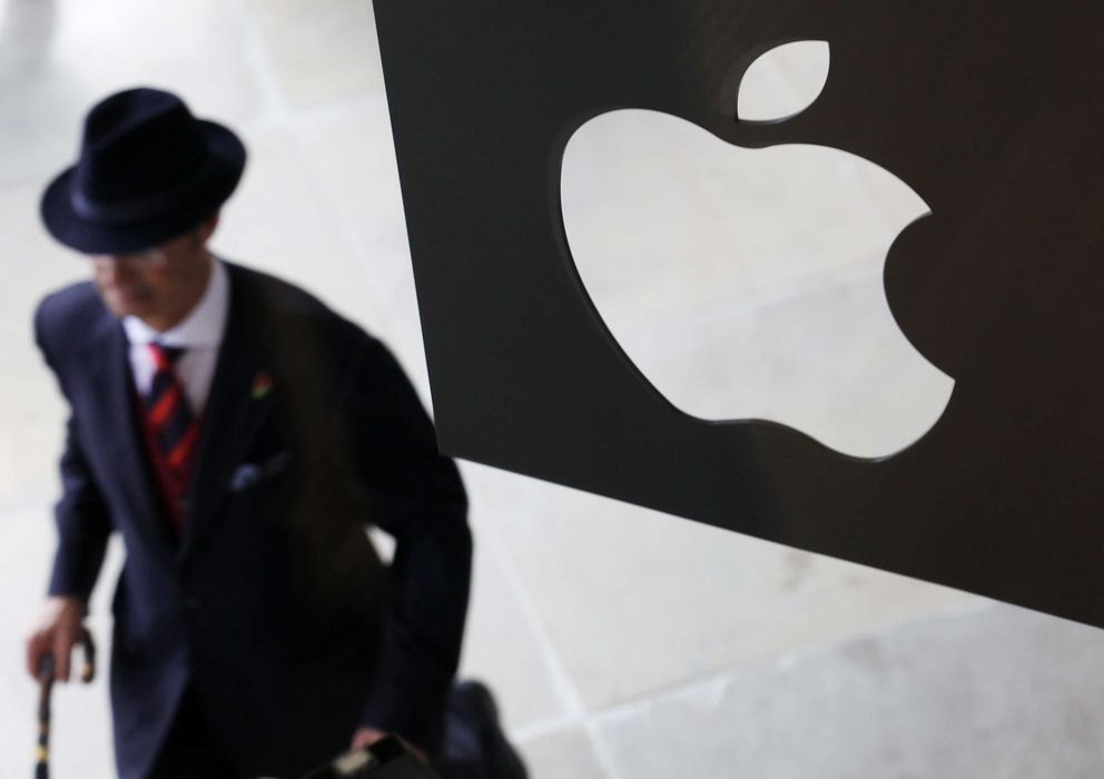 Foto: Un cliente entra en una Apple store en Covent Garden, Londres (Reuters).