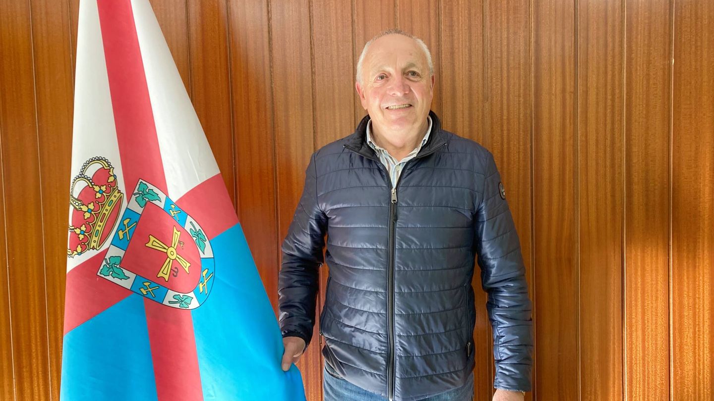 El alcalde de Barjas, con la bandera del Bierzo en el ayuntamiento del pueblo. (E.D.S.)