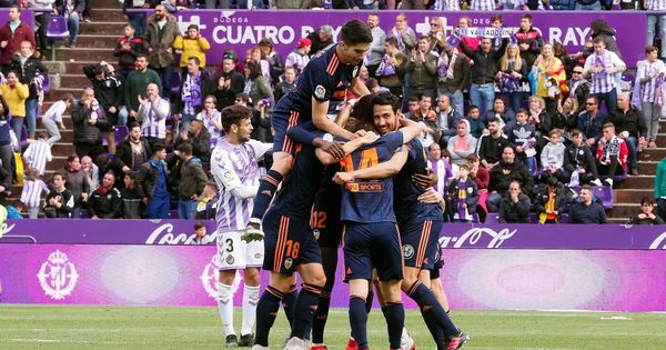 Foto: Los jugadores del Valencia celebran la victoria en Valladolid. (EFE)