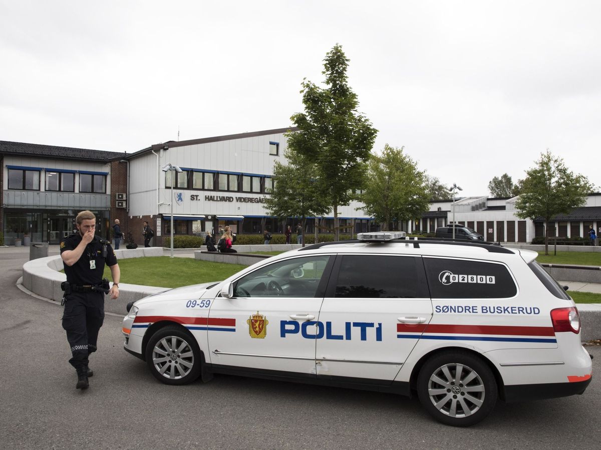 Foto: Un agente junto a un coche de la Policía de Noruega (EFE/Ole Berg-Rusten)
