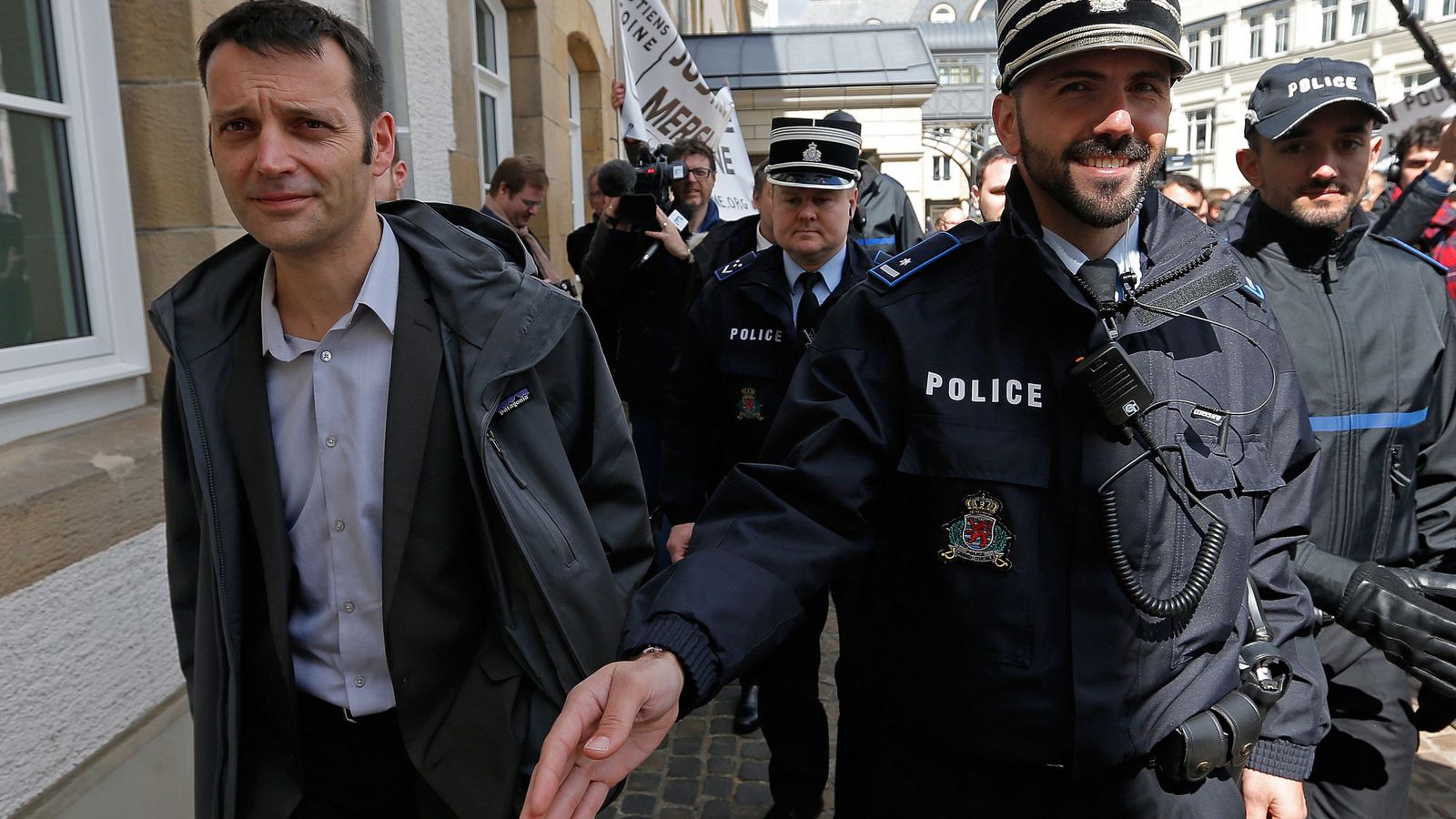 Foto: El periodista francés Edouard Perrin (izquierda), a su llegada al tribunal de Luxemburgo donde se celebra el juicio contra los denunciantes del escándalo LuxLeaks. (Reuters)
