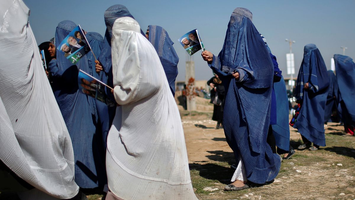 Una madre afgana venga la muerte de su hijo policía matando a 25 talibanes