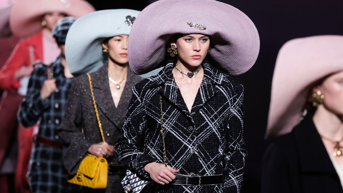 Pamelas gigantescas, oda al tejido vaquero y Gigi Hadid: el cambio de Chanel para la próxima temporada