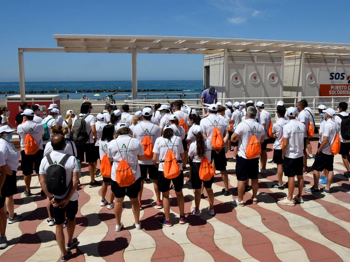 Foto: Un grupo de auxiliares de playas de la Junta de Andalucía en Almería. (EFE)