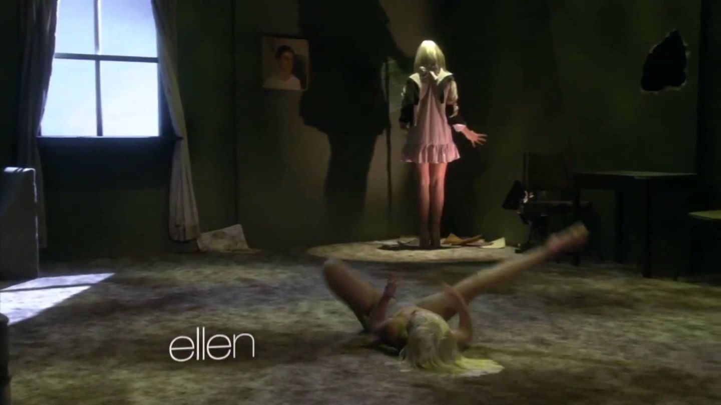 Sia en una actuación en el show de Ellen Degeneres