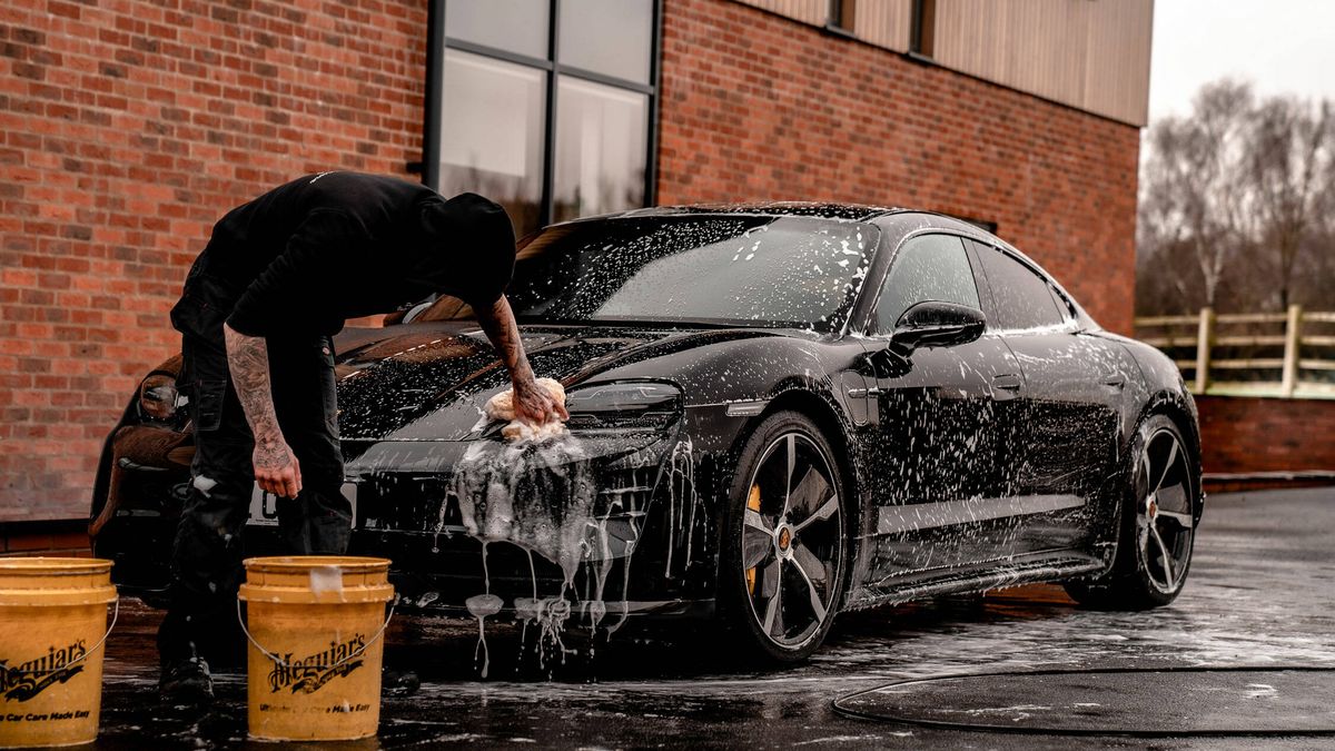 ¿Sabías que te pueden multar por lavar el coche en la calle?