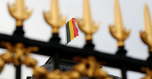 Foto: Bandera belga en el palacio real de Bruselas. (Reuters)