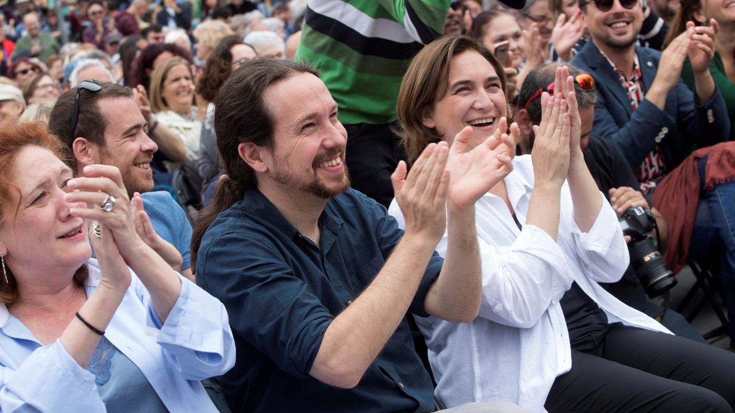 Pablo Iglesias y Ada Colau en el acto en Barcelona. (EFE)