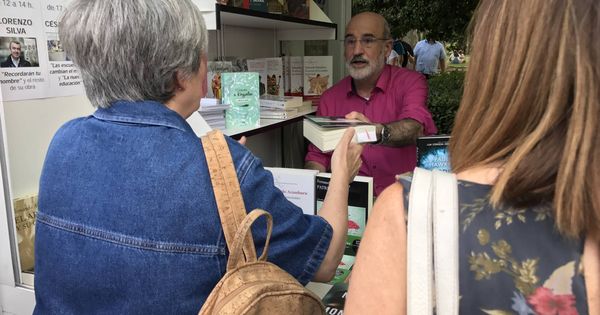 Foto: Fernando Aramburu firmando 'Patria' en la Feria del Libro de Madrid (P.C.)