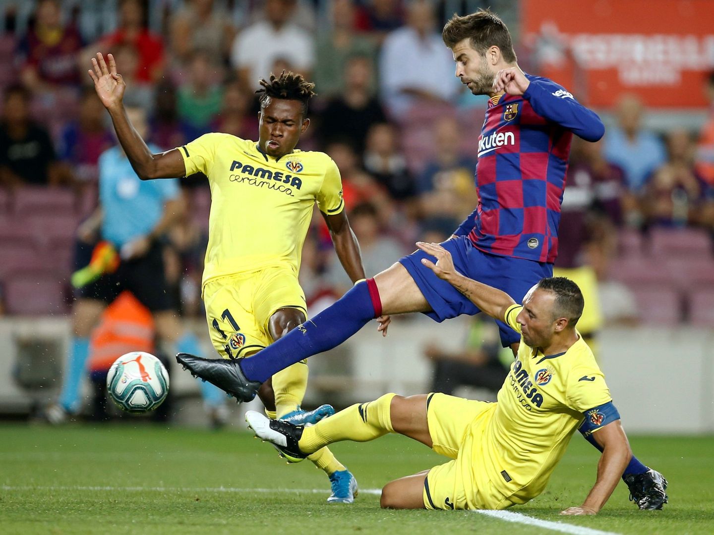 Piqué disputa un balón a Cazorla en el partido contra el Villarreal. (Efe)