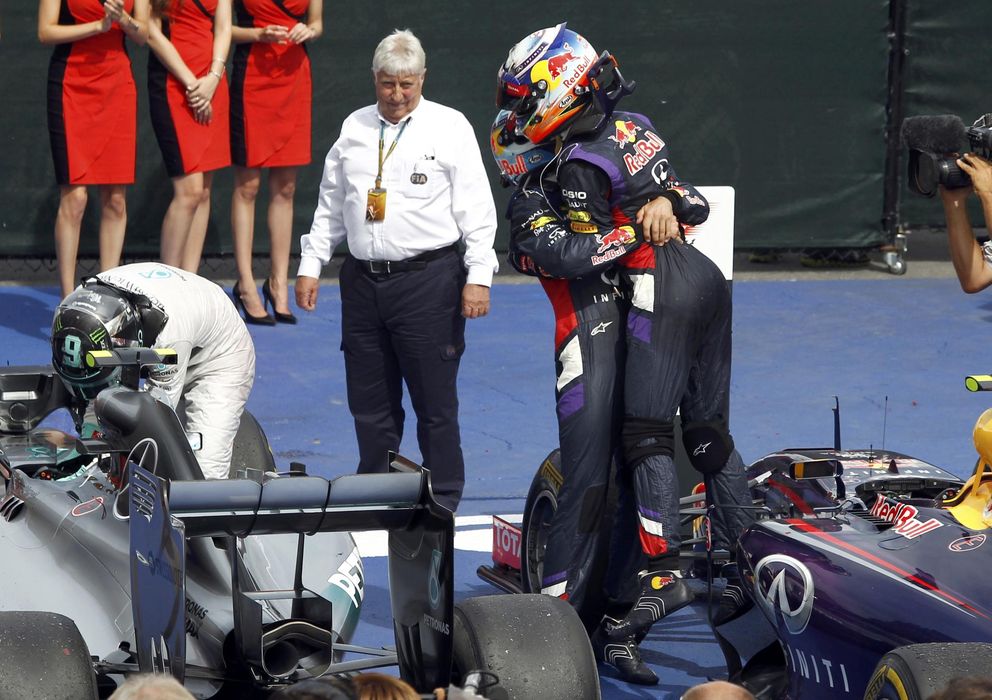 Foto: Vettel elevando a su compañero nada más bajarse del coche.