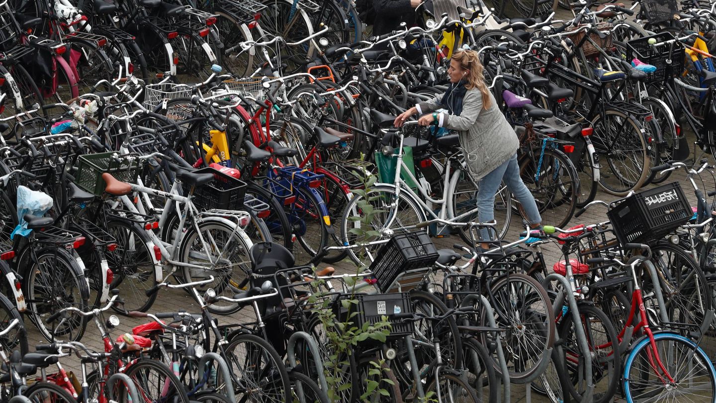 Una ciclista aparca su bicicleta cerca de la Estación Central de Ámsterdam. (Reuters)