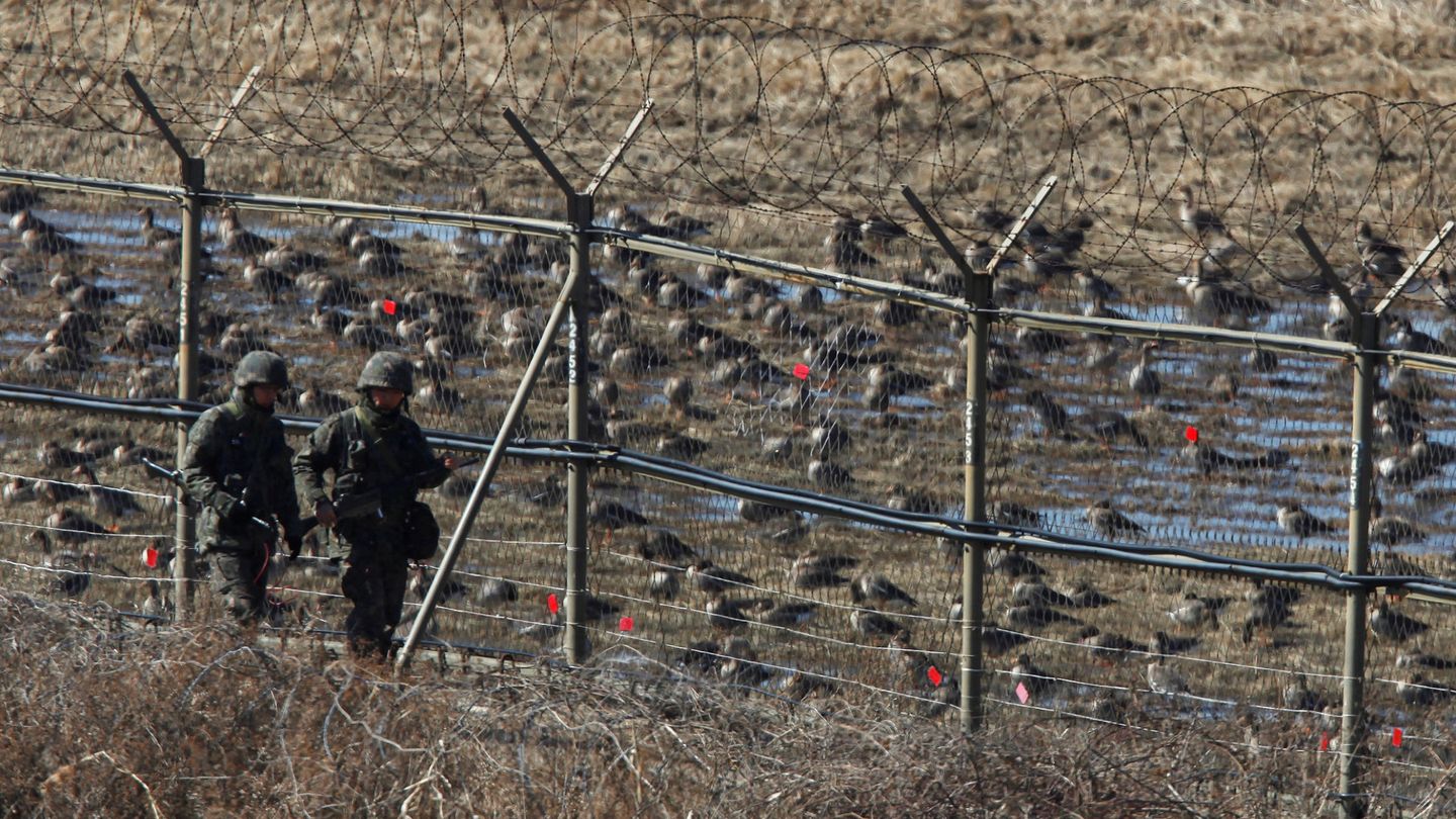 Soldados surcoreanos patrullan la frontera en la Zona Desmilitarizada. (Reuters)