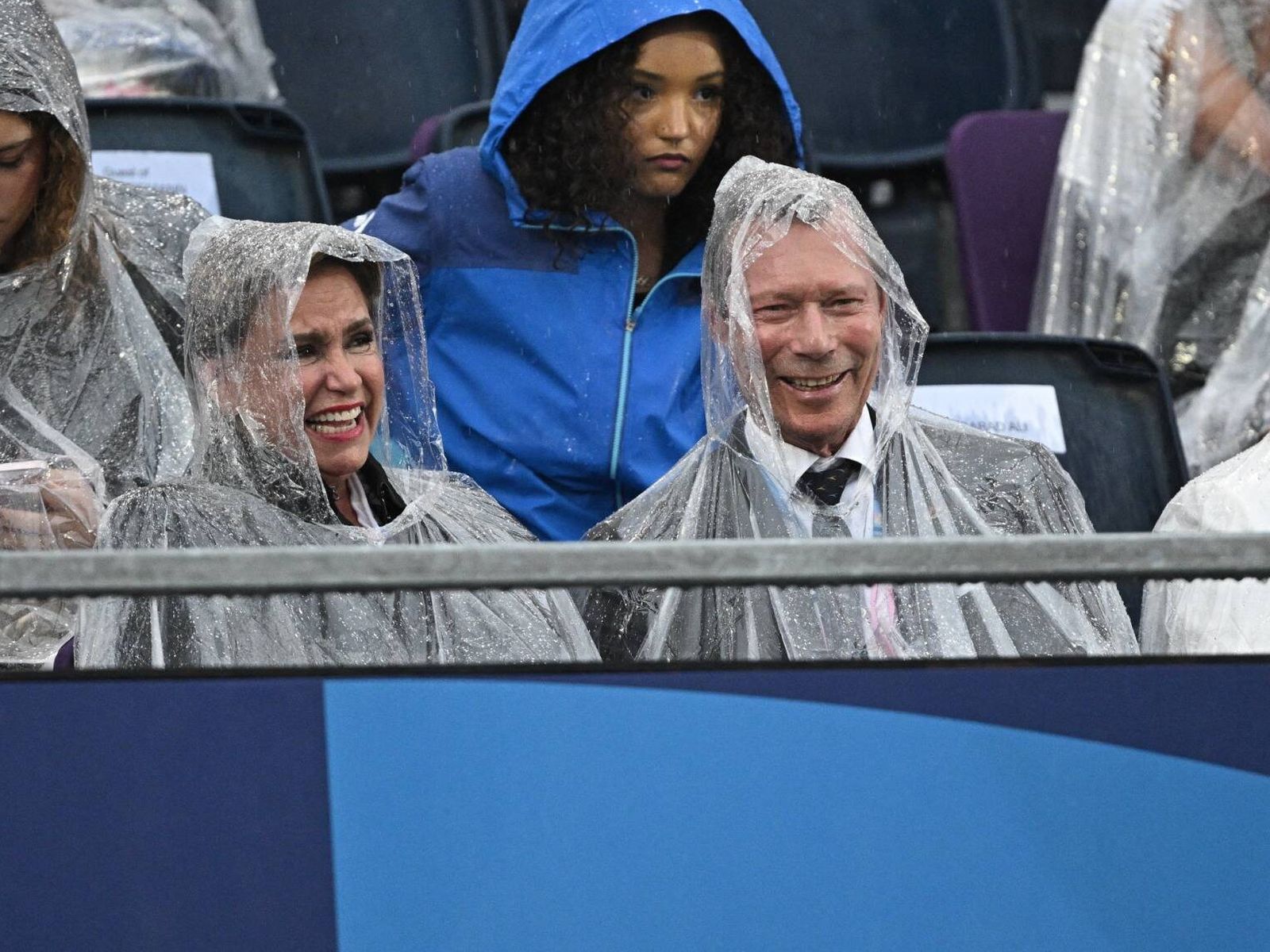 María Teresa y Henri de Luxemburgo se tomaron la lluvia con buen humor. (Gtres)