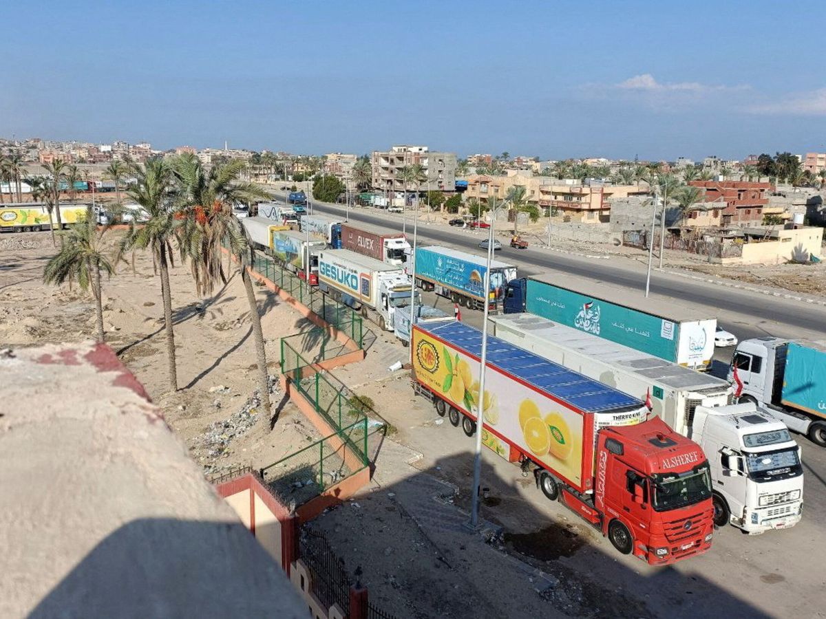 Foto: Camiones de ayuda humanitaria esperando a que reabra el paso de Rafah. (Reuters/Stringer)