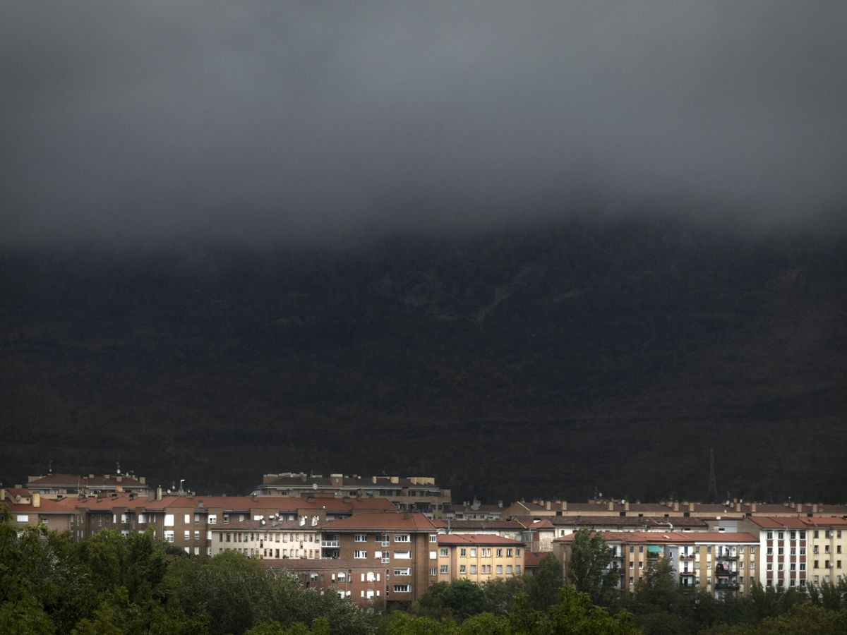 Foto: Nubarrones esta mañana en Navarra. (EFE/Villar López)