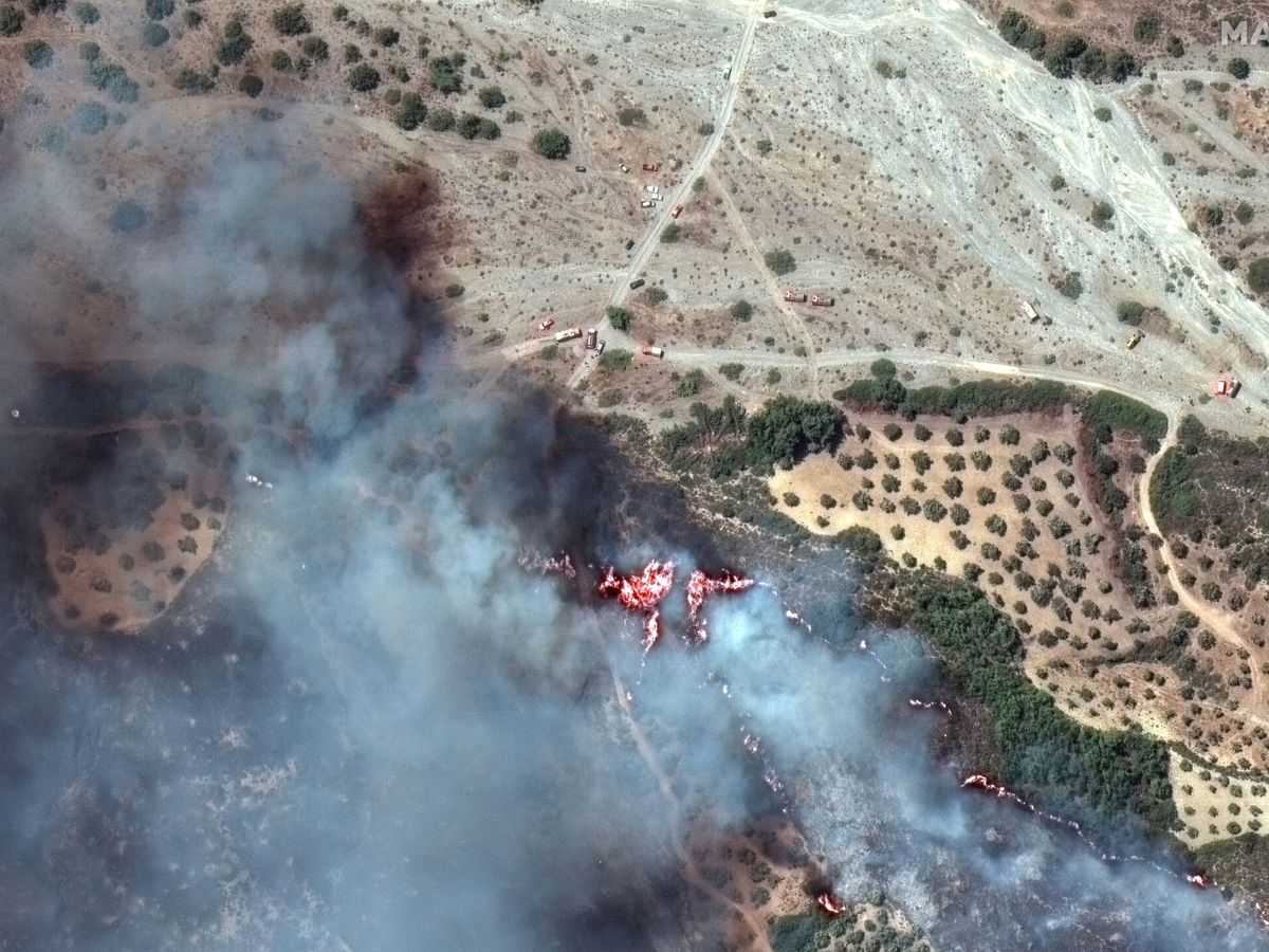 Foto: Una imagen de satélite facilitada por Maxar Technologies muestra a los equipos de extinción cerca de una línea de fuego en Rodas. (EFE / Maxar Technologies)