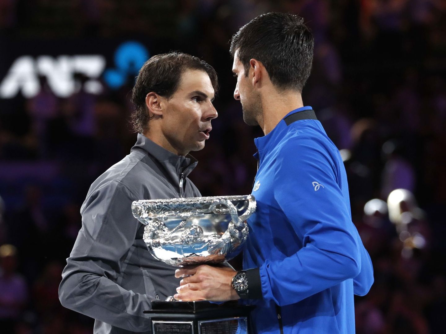 Nadal y Djokovic, tras la final del Open de Australia que ganó el serbio en 2019. (EFE)
