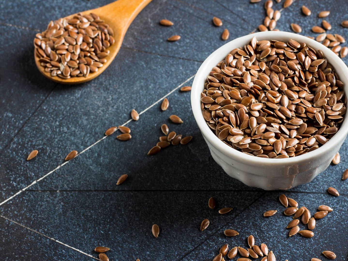 Las semillas de lino son un alimento vegetal rico en omega-3 (azerbaijan_stockers para Freepik)