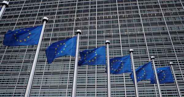 Foto: Banderas de la UE frente a la sede de la Comisión Europea en Bruselas. (Reuters)