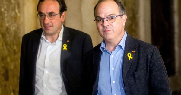 Foto: Los diputados de JxCat Josep Rull y Jordi Turull el pasado 12 de marzo en el Parlament. (EFE)