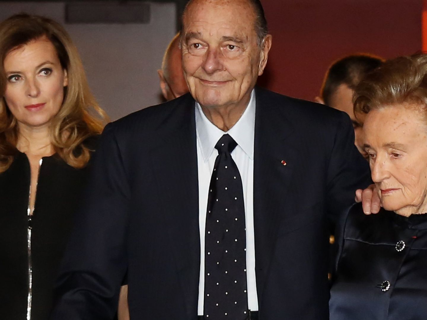 Jacques Chirac, con su mujer, Bernadette, y Valérie Trierweiler. (Reuters)