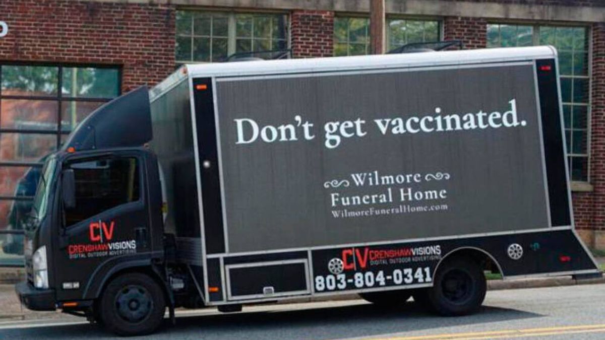 Sorprendente campaña de publicidad: una funeraria pide sus a vecinos que no se vacunen