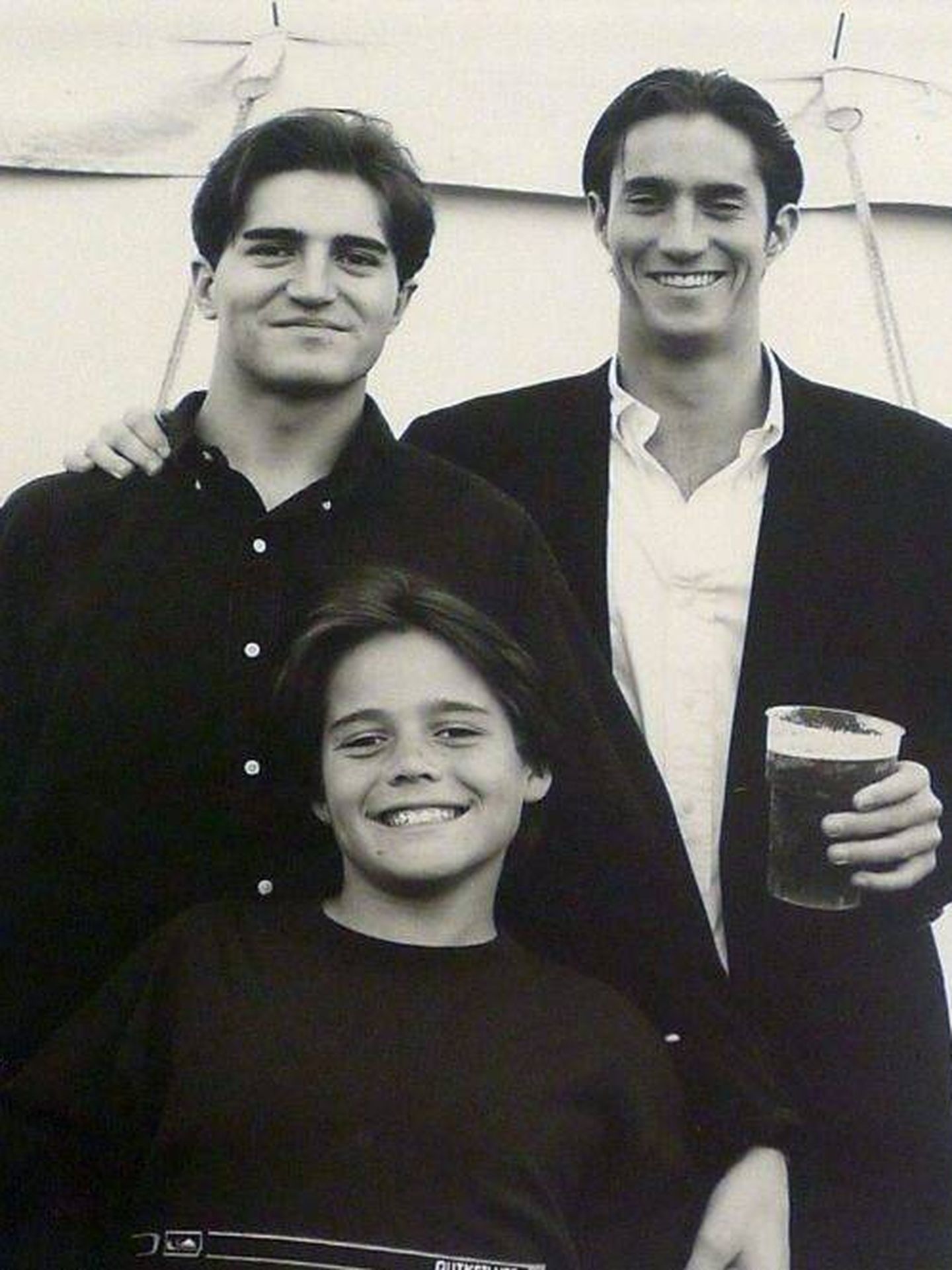 Michael, a la izquierda, con sus hermanos.  (Fundación Michael Matthews)