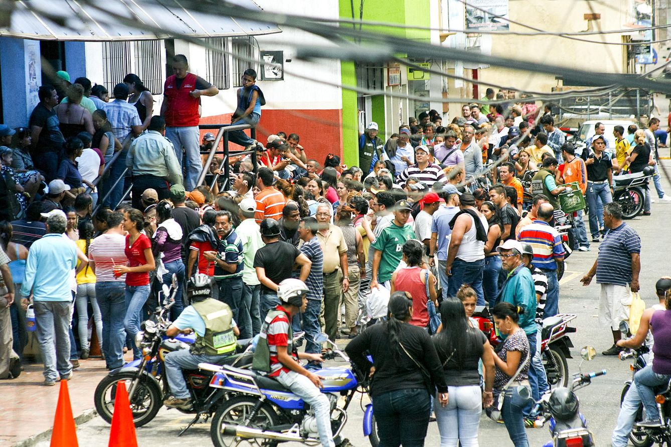 Largas colas en un supermercado en San Cristóbal, Venezuela, en 2014. (EFE)