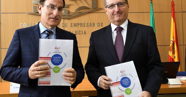 Foto: Javier González de Lara, presidente, y Luis Sánchez-Palacios, secretario general, en Sevilla. (CEA)