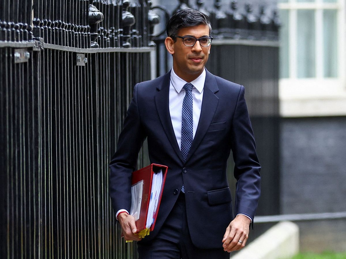 Foto: El primer ministro británico Rishi Sunak pasea por Downing Street en Londres. (Reuters / Hannah McKay)