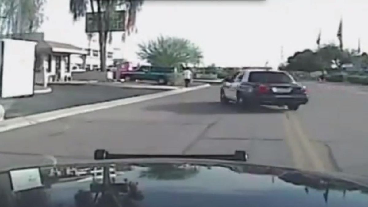 Vídeo: un coche policial acelera para arrollar a un sospechoso latino en EEUU