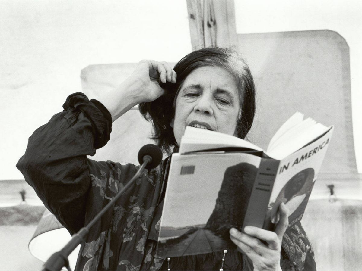 Foto: Susan Sontag lee 'En América' en el Festival de Charleston en 2001. (Getty/Culture Club)