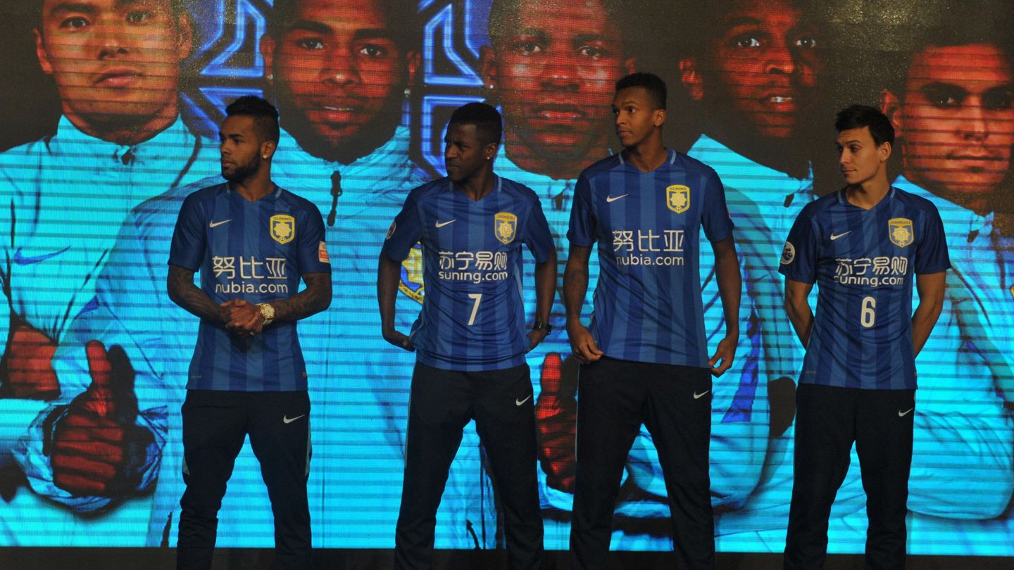 Ramires, Alex Reixeira, Jo y Sainsbury, en un acto promocional del Jiangsu. (Reuters)