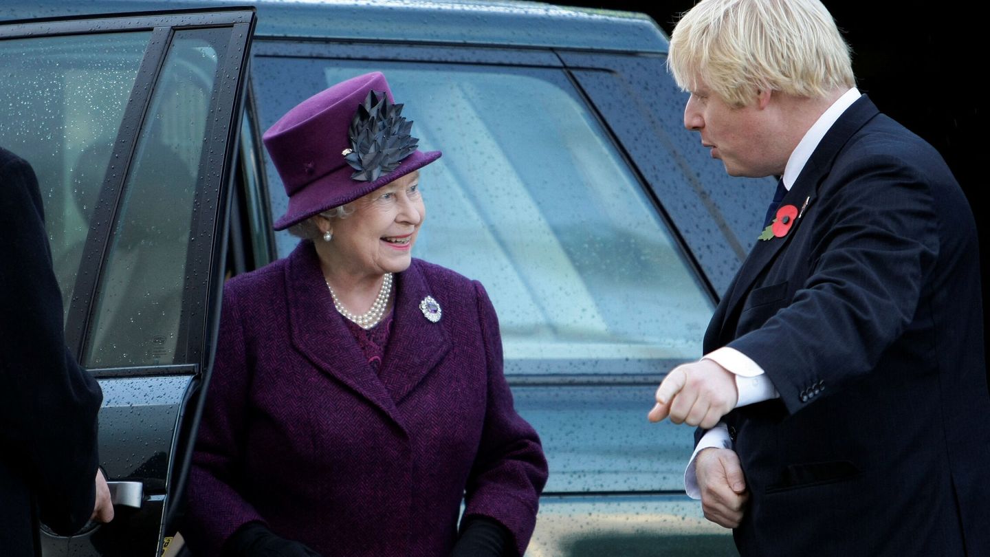 Boris Johnson junto a la reina en 2009. (Reuters/Stefan Wermuth)