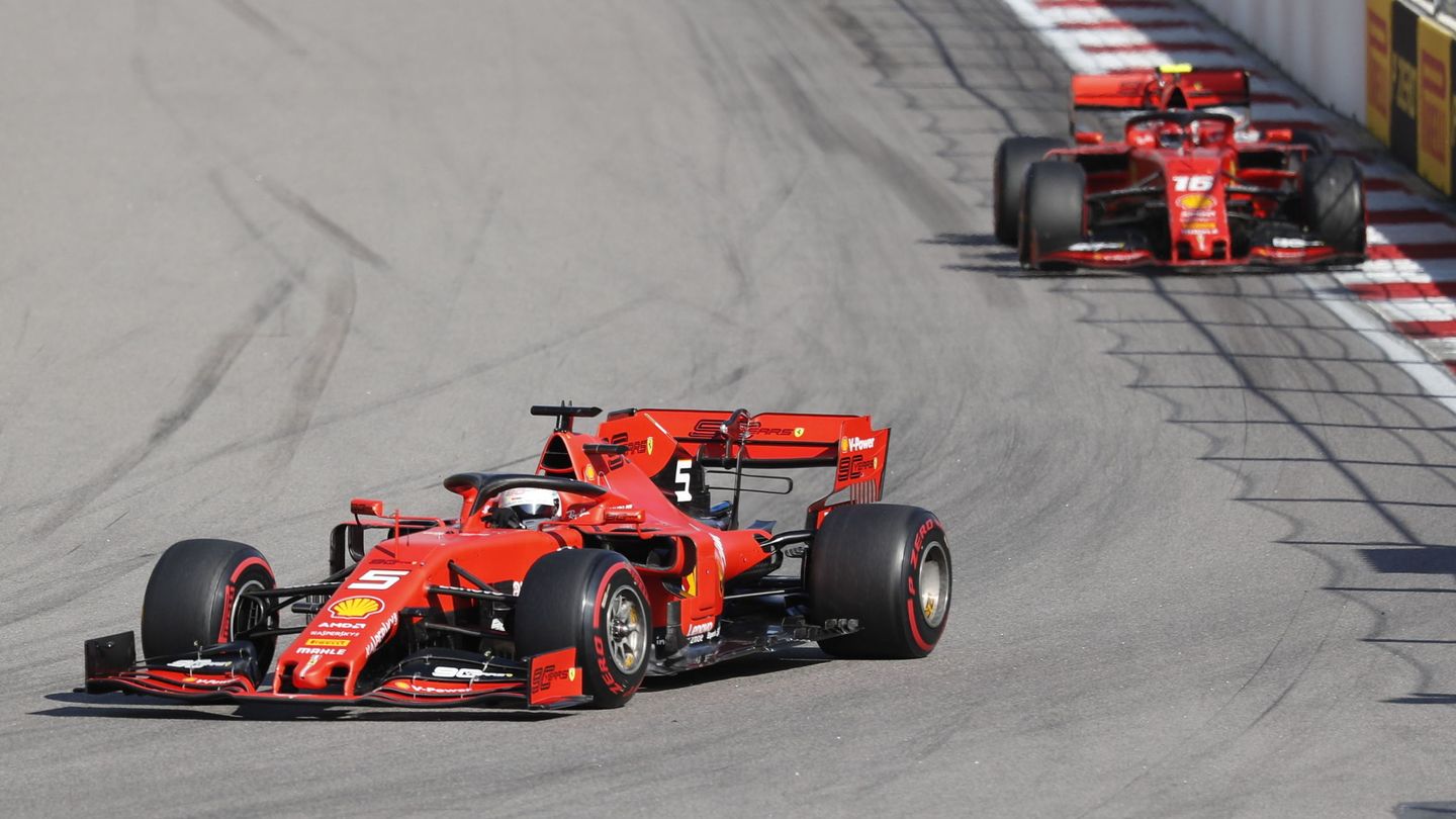 Vettel seguido de Leclerc en el Gran Premio de Rusia. (EFE)