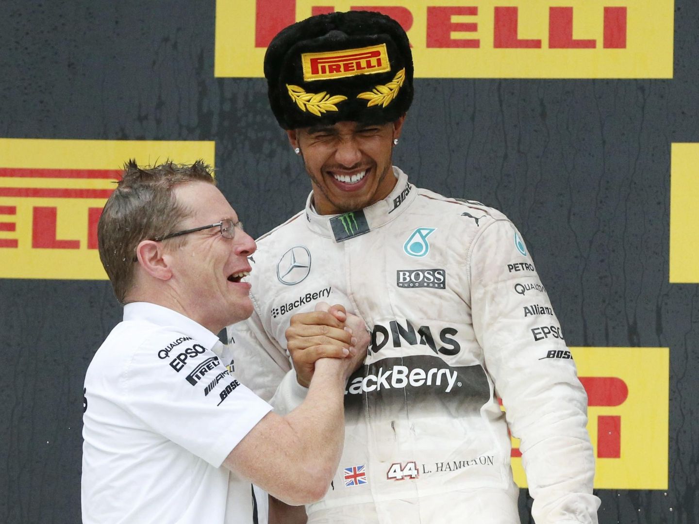 Cowell felicita a Hamilton tras su victoria en el GP de Rusia en 2015. (EFE)