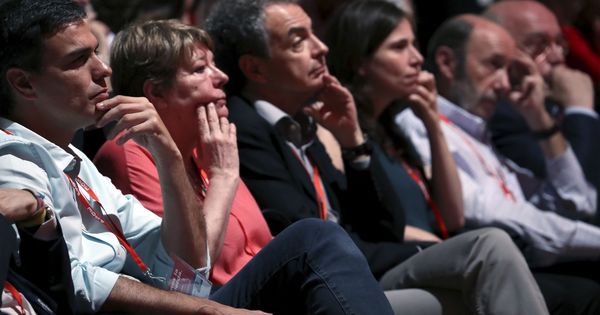Foto: Pedro Sánchez, con José Luis Rodríguez Zapatero, Alfredo Pérez Rubalcaba y Joaquín Almunia, el pasado 17 de junio en el 39º Congreso del PSOE. (EFE)