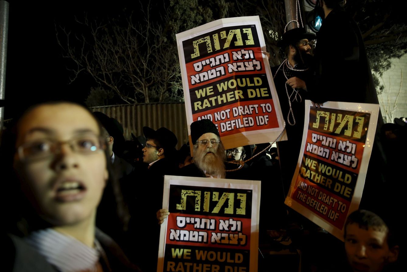 Jaredíes protestan contra la obligación de servir en el Ejército, en el barrio de Mea Shearim, en Jerusalén. (Reuters)