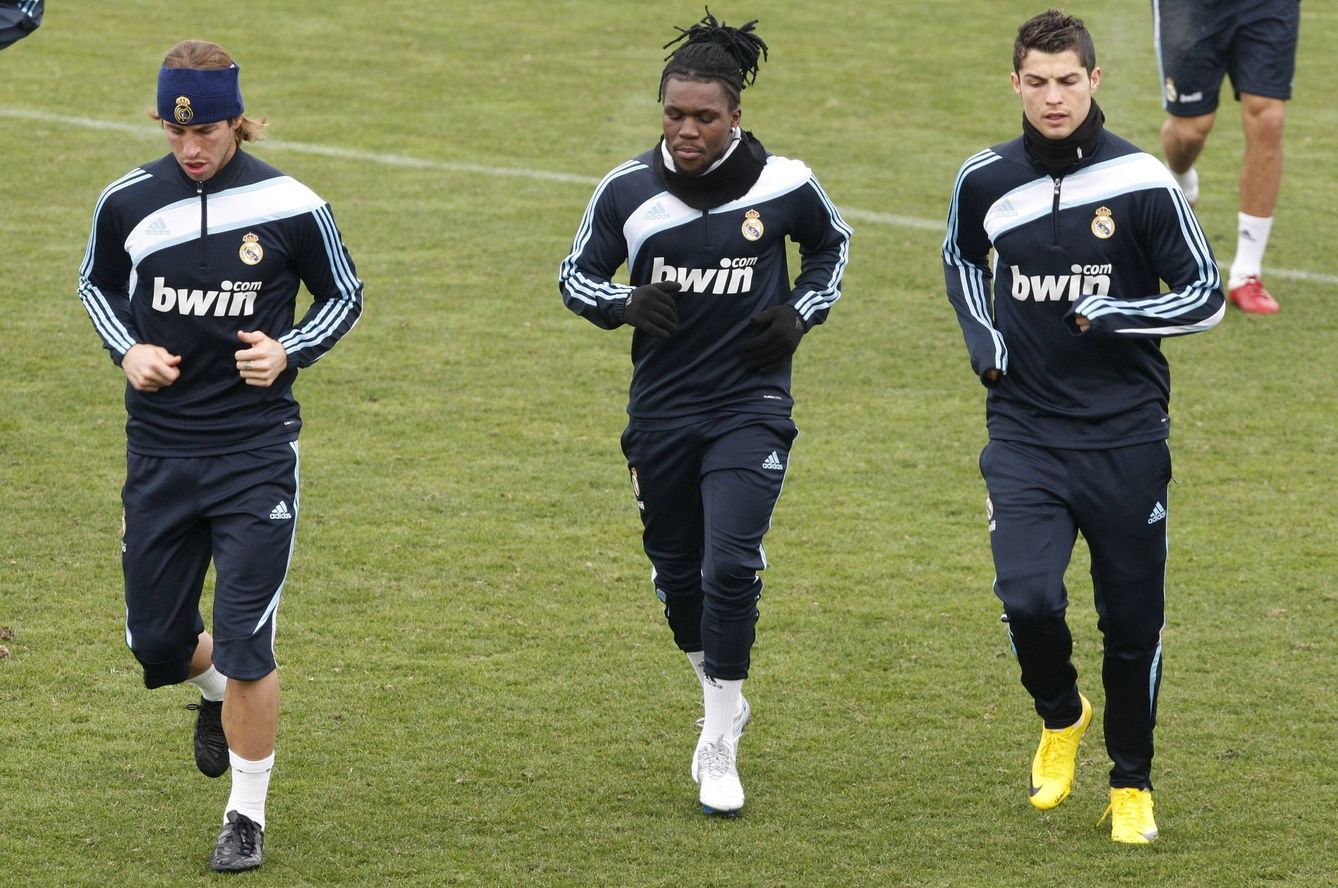Drenthe en uno de los entrenamientos del Madrid junto a Ronaldo y Sergio Ramos. (EFE)