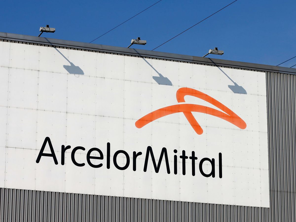 Foto: Logo de ArcelorMittal en una de sus fábricas. (Reuters)