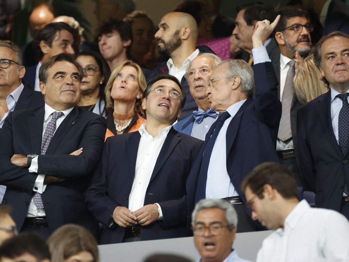 Foto: Florentino, junto al ministro Albares, en el Bernabéu. (EFE/Juan Carlos Hidalgo)