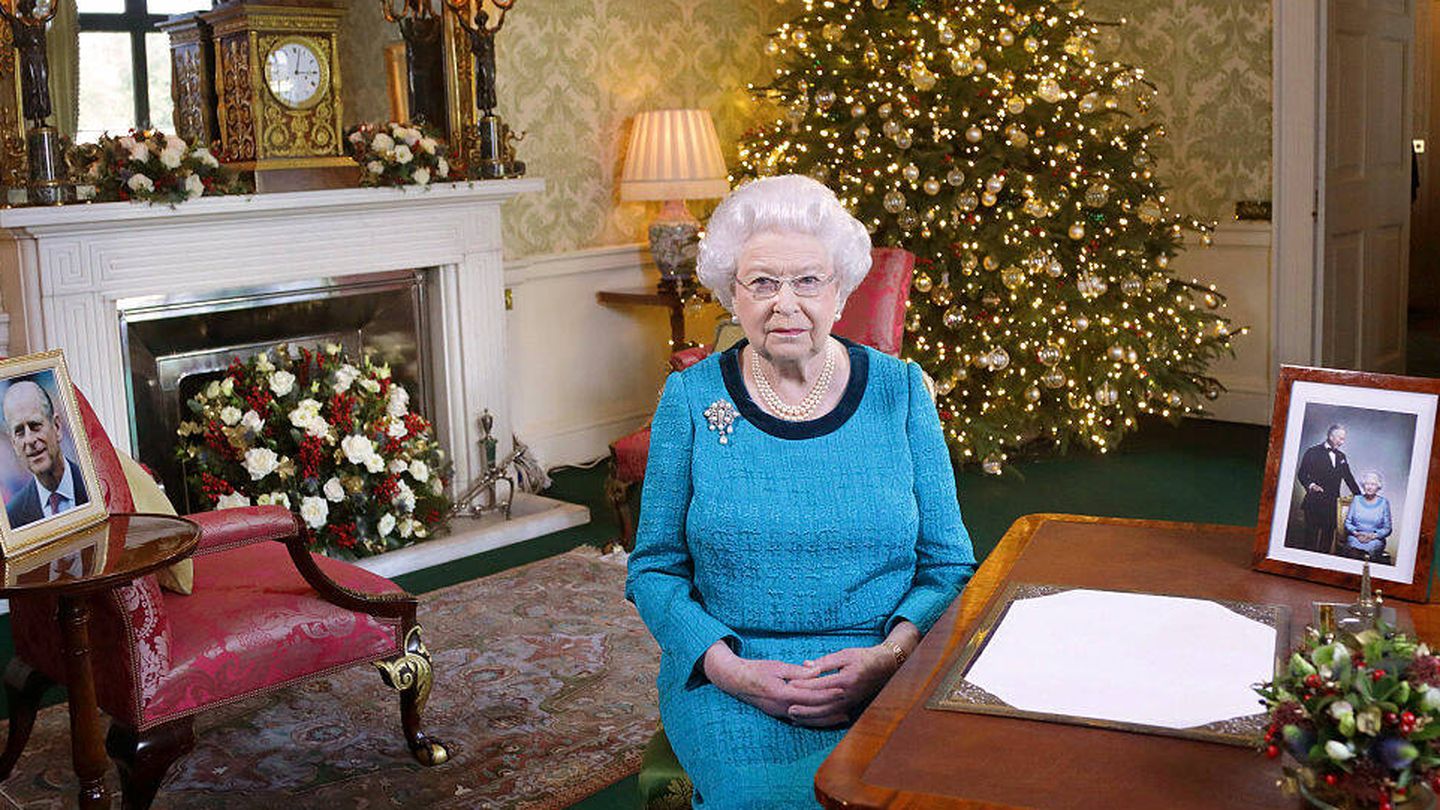 La reina Isabel II, en su despacho decorado por Navidad. (Buckingham Palace)